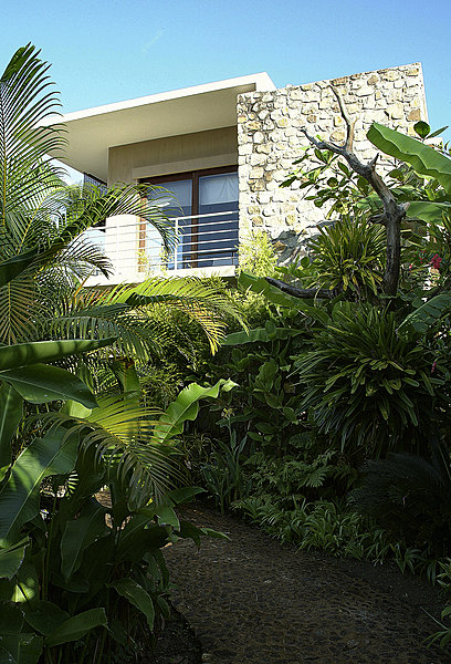 Les maisons face à l’océan ont été restaurées avec détermination, et dotées de chambres spacieuses et de luxueuses salles de bains. Sur les lits Boutis Tendance Khmère