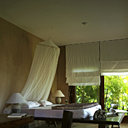 Les maisons face à l’océan ont été restaurées avec détermination, et dotées de chambres spacieuses et de luxueuses salles de bains. Sur les lits Boutis Tendance Khmère