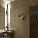 Les maisons face à l’océan ont été restaurées avec détermination, et dotées de chambres spacieuses et de luxueuses salles de bains. Sur les lits Boutis Tendance Khmère