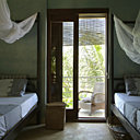 Les maisons face à l’océan ont été restaurées avec détermination, et dotées de chambres spacieuses et de luxueuses salles de bains. Sur les lits Boutis Tendance Khmère