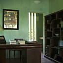 Dans le salon du bâtiment bleu aux murs délavés, coussins en soie turquoise Tendance Khmère