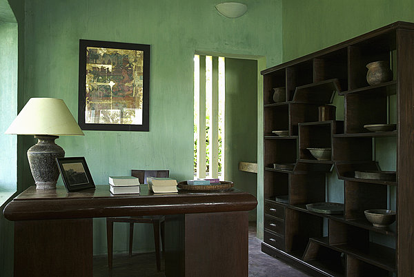 Dans le salon du bâtiment bleu aux murs délavés, coussins en soie turquoise Tendance Khmère
