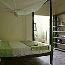 Les maisons face à l’océan ont été restaurées avec détermination, et dotées de chambres spacieuses et de luxueuses salles de bains. Sur les lits Boutis Tendance Khmère