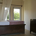 Les maisons face à l’océan ont été restaurées avec détermination, et dotées de chambres spacieuses et de luxueuses salles de bains. Sur les lits Boutis Tendance Khmère