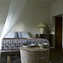 Les maisons face à l’océan ont été restaurées avec détermination, et dotées de chambres spacieuses et de luxueuses salles de bains. Sur les lits Boutis Tendance Khmère