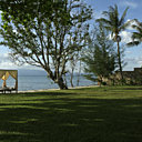 Sur la plage le petit kiosque se transforme en lieu de massage idyllique, les pieds dans l’eau