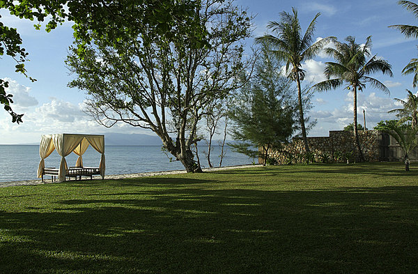 Sur la plage le petit kiosque se transforme en lieu de massage idyllique, les pieds dans l’eau