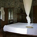 Les maisons face à l’océan ont été restaurées avec détermination, et dotées de chambres spacieuses et de luxueuses salles de bains. Sur les lits Boutis Tendance Khmère