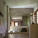 Les maisons face à l’océan ont été restaurées avec détermination, et dotées de chambres spacieuses et de luxueuses salles de bains. Sur les lits Boutis Tendance Khmère