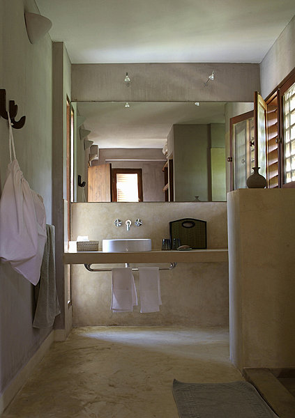 Les maisons face à l’océan ont été restaurées avec détermination, et dotées de chambres spacieuses et de luxueuses salles de bains. Sur les lits Boutis Tendance Khmère