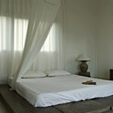 Les maisons face à l’océan ont été restaurées avec détermination, et dotées de chambres spacieuses et de luxueuses salles de bains. Sur les lits Boutis Tendance Khmère