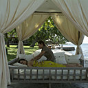 Sur la plage le petit kiosque se transforme en lieu de massage idyllique, les pieds dans l’eau
