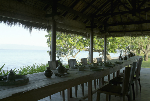 La grande table de la salle à manger a été fabriquée à partir d’un tronc entier de « Kokee » dont une très grosse planche a tout simplement été débitée et laissée brute