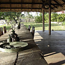 La grande table de la salle à manger a été fabriquée à partir d’un tronc entier de « Kokee » dont une très grosse planche a tout simplement été débitée et laissée brute