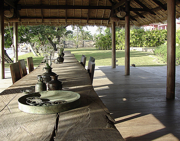 La grande table de la salle à manger a été fabriquée à partir d’un tronc entier de « Kokee » dont une très grosse planche a tout simplement été débitée et laissée brute