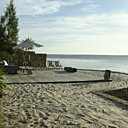 La plage est prolongée par un ponton de sable, doublé d’un deck en bois exotique, un grand canapé accueillant permet de se livrer à la contemplation