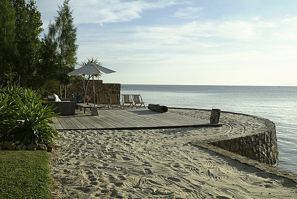 La plage est prolongée par un ponton de sable, doublé d’un deck en bois exotique, un grand canapé accueillant permet de se livrer à la contemplation