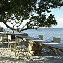 La grande table de la salle à manger a été fabriquée à partir d’un tronc entier de « Kokee » dont une très grosse planche a tout simplement été débitée et laissée brute