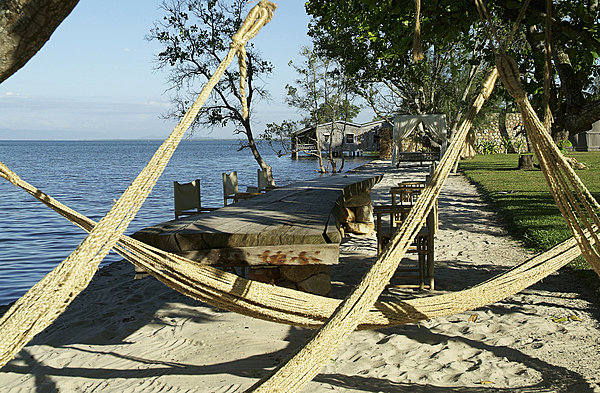Les hamacs sont prêts pour le farniente à l’ombre avec comme seul bruit de fond le chant des oiseaux et le bruit des vagues
