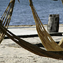 Les hamacs sont prêts pour le farniente à l’ombre avec comme seul bruit de fond le chant des oiseaux et le bruit des vagues