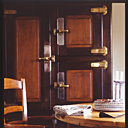 Côté salle à manger, une étonnante chambre froide transformée en vaisselier tient bien sa place au milieu de la  pièce, table bobine marine naturelle avec cordage chanvre Maison Roudier