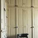 Placard fait sur mesure par Peggy Bauwens, les boutons sont remplacés par d’élégantes tirettes de cuir, fauteuil Styldécor, sac en lin et cuir Forestier