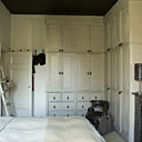 Dressing sur mesure dessiné par Peggy, fauteuil Styldécor, sac en lin et cuir Forestier, échelle porte-habits Bleu Nature, linge de lit Eden Park, plaids cachemire Zoeppritz, sur la cheminée, soliflore Les Héritiers, lampe Forestier