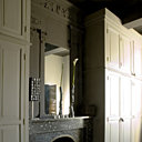 Sur la cheminée, soliflore Les Héritiers, lampe Eric Lopez