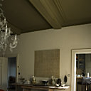 La console « dauphin » a été chinée dans une brocante en Belgique. Les objets minéraux ou végétaux souvenir de voyage ont pris harmonieusement leur place. La console est surmontée d’un tableau contemporain crée par Peggy