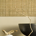 Sur la table « dauphins » chinée par Peggy, grande coupe en céramique Les Héritiers, petite coupe et couvercle en bois flotté Bleu nature