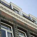 La façade de brique et de pierre