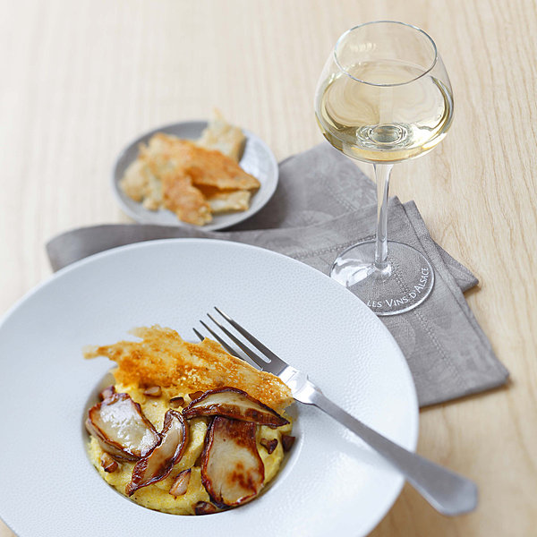 Le gorgonzola relève la polenta et fait écho aux subtiles saveurs des cèpes