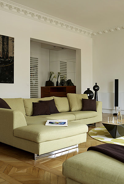 Mobilier de Poltrona Frau, coussins cachemire chocolat Zoeppritz, vases en céramique noir Les Héritiers, tapis Bubling Spring de Taï Ping, table basse Tarmac de Roche Bobois, gobelets et bouteille Tsé Tsé Sentou Galerie, plaid cachemire Zoeppritz