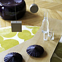 Mobilier de Poltrona Frau, vases en céramique noir Les Héritiers, tapis Bubling Spring de Taï Ping, table basse Tarmac de Roche Bobois, gobelets et bouteille Tsé Tsé Sentou Galerie, bougies Blf, pouf en laque Ekobo