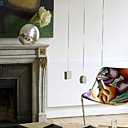 Mobilier de Poltrona Frau, tapis Bubling Spring de Taï Ping, table basse Tarmac de Roche Bobois, gobelets et bouteille Tsé Tsé Sentou Galerie, bougies Blf, fauteuil Missoni-Objekto chez Sentou Galerie, vase Coming B, fleurs Office Hollandais