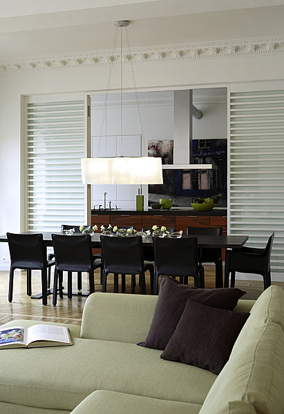 Des couleurs douces et contrastées animent cet univers immaculé