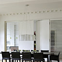 Les panneaux à lamelles laquées blanc ferment les différentes pièces sans couper la vue