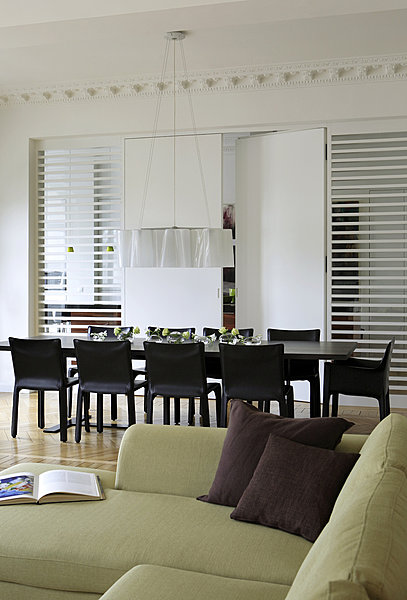 Les panneaux à lamelles laquées blanc ferment les différentes pièces sans couper la vue