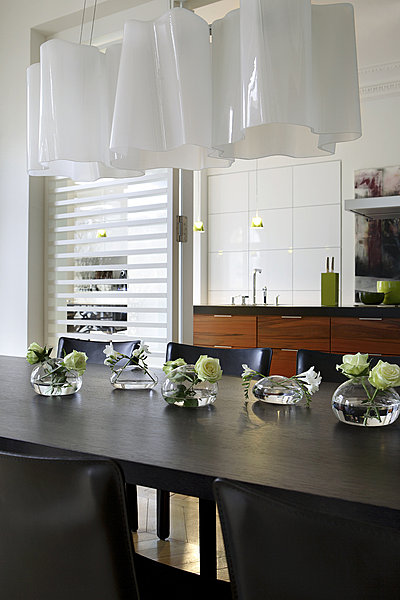 Conçue comme un outil de travail, cette cuisine ouverte fait office de point de rencontre pour les amis et la famille