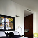 La chambre des parents ouverte sur le grand dressing et la salle de bain est isolée du reste de l’appartement. Draps Eden Park, boutis Tendance Khmere, fauteuil DAX par Charles & Ray Eames