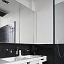 La salle de bain, ouverte sur le dressing et la chambre principale, autrefois pièce confinée, a retrouvé sa noblesse