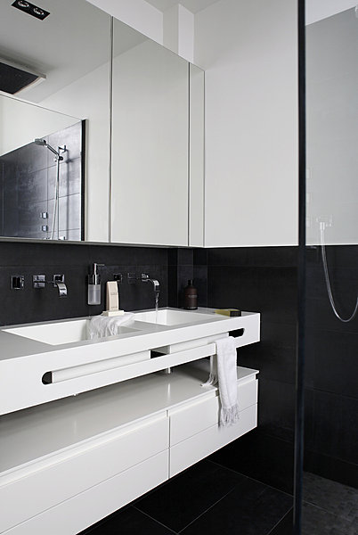 La salle de bain, ouverte sur le dressing et la chambre principale, autrefois pièce confinée, a retrouvé sa noblesse