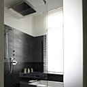 Une cloison de verre trempé et une porte en verre sablé assurent l’intimité et la luminosité de la salle de bain carrelée d’anthracite. Elle ouvre sur le grand dressing et une chambre spacieuse. Produits de bain Ex-Voto, éponge Eden Park