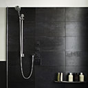 La salle de bain, ouverte sur le dressing et la chambre principale, autrefois pièce confinée, a retrouvé sa noblesse