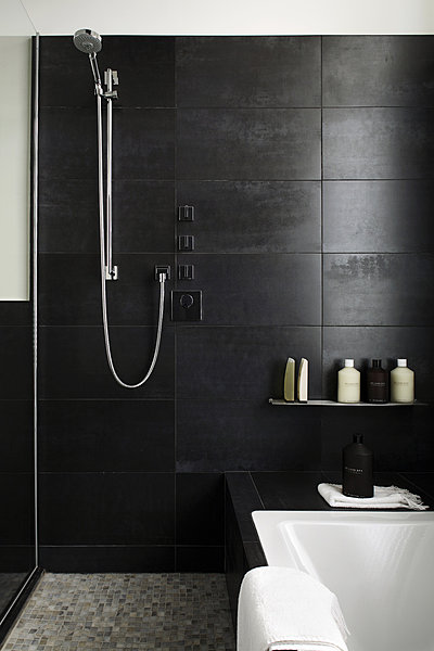 La salle de bain, ouverte sur le dressing et la chambre principale, autrefois pièce confinée, a retrouvé sa noblesse