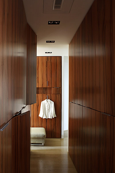 Le grand dressing en bois de pommier indien