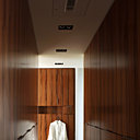 Le grand dressing en bois de pommier indien