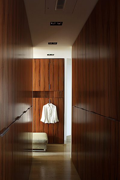 Le grand dressing en bois de pommier indien