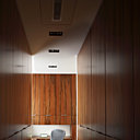 Le grand dressing en bois de pommier indien