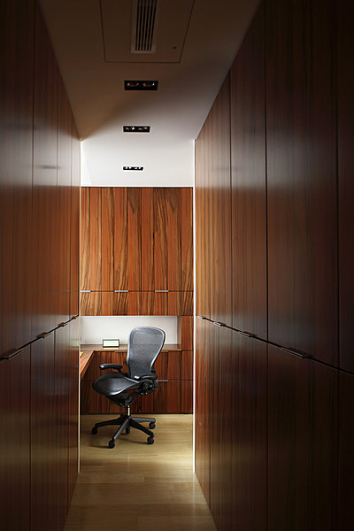 Le grand dressing en bois de pommier indien